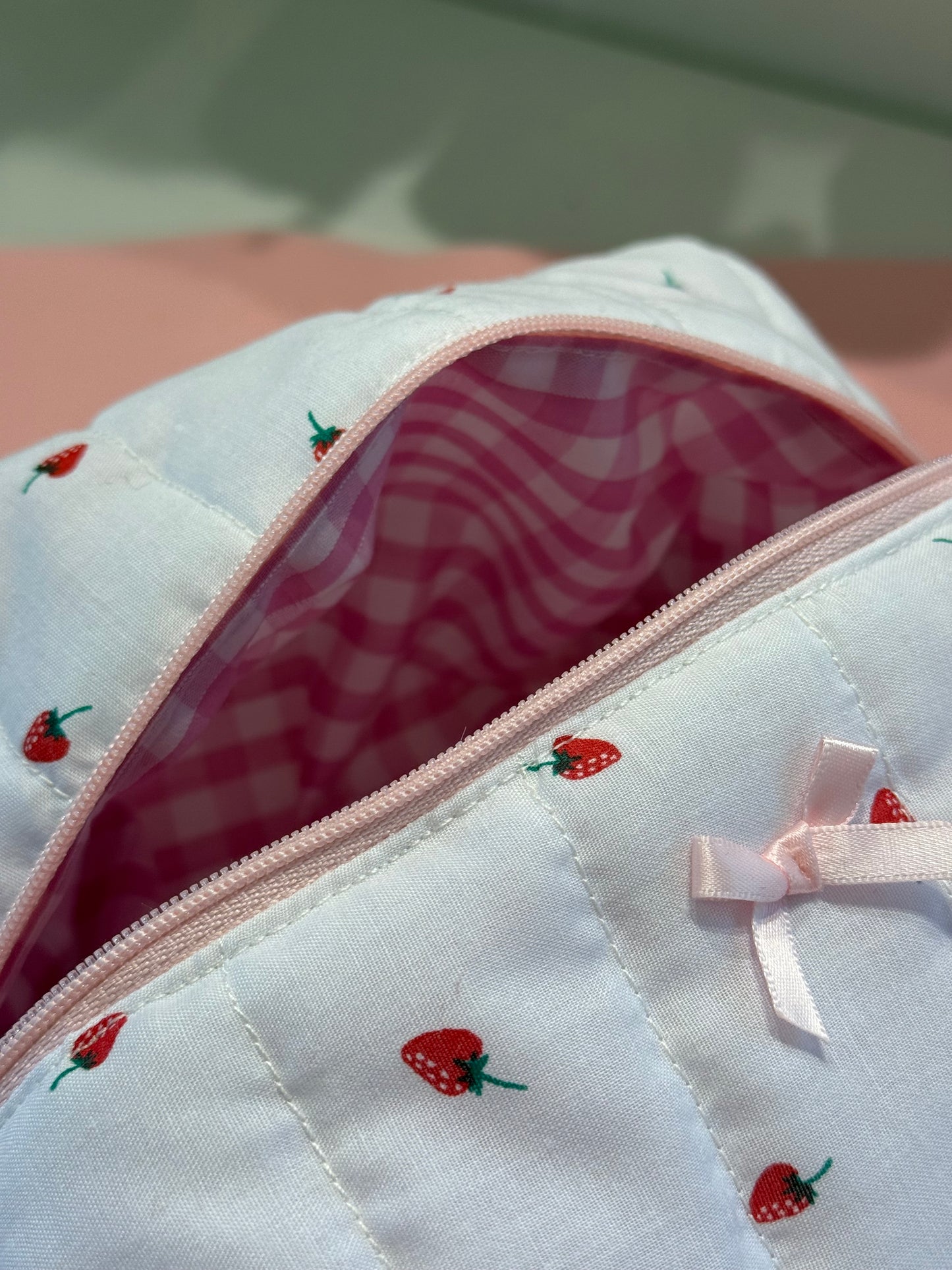 Quilted makeup bag - Strawberry print