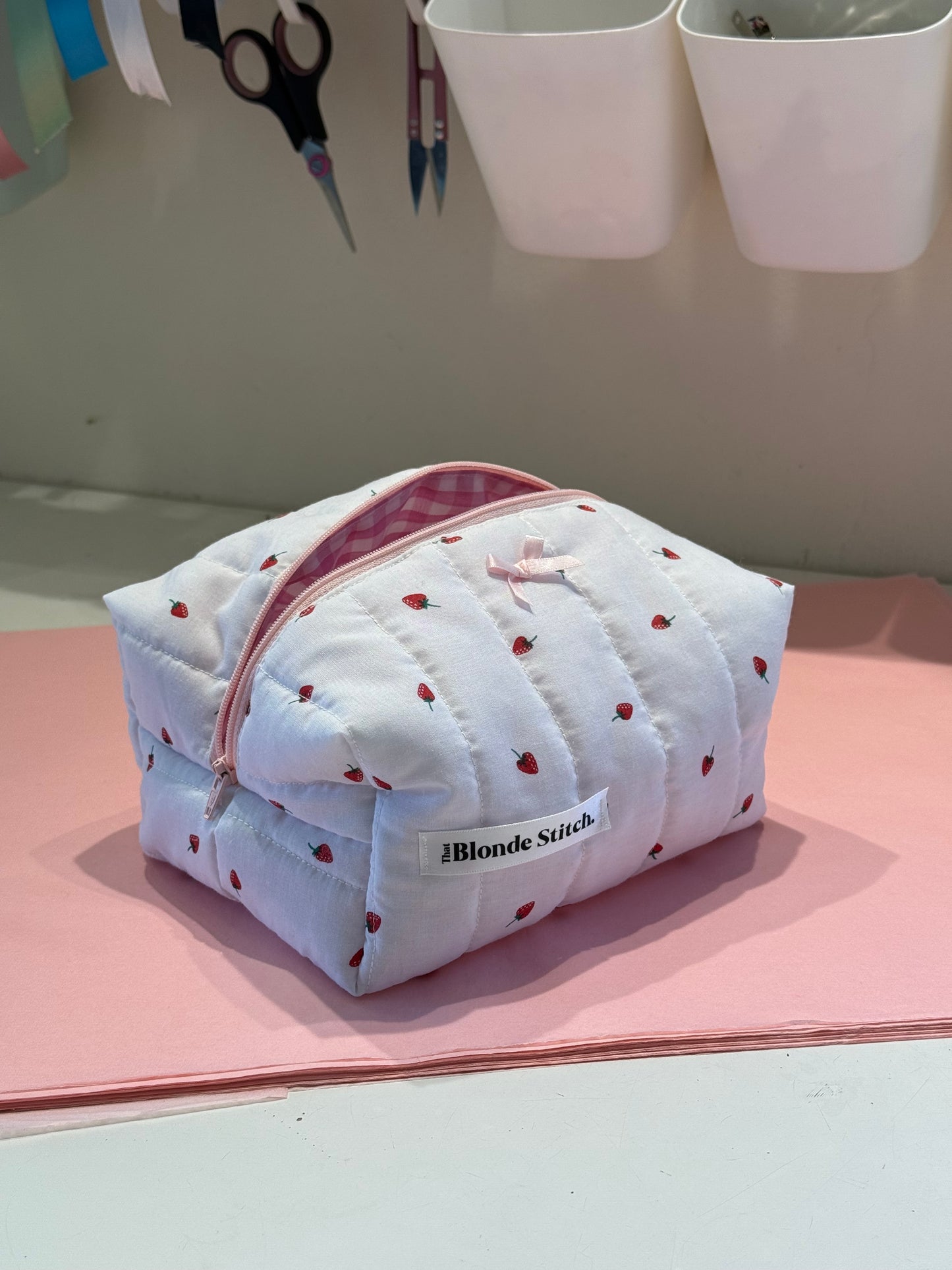 Quilted makeup bag - Strawberry print