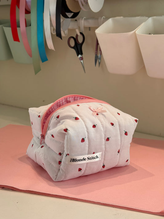 Quilted makeup bag - Strawberry print